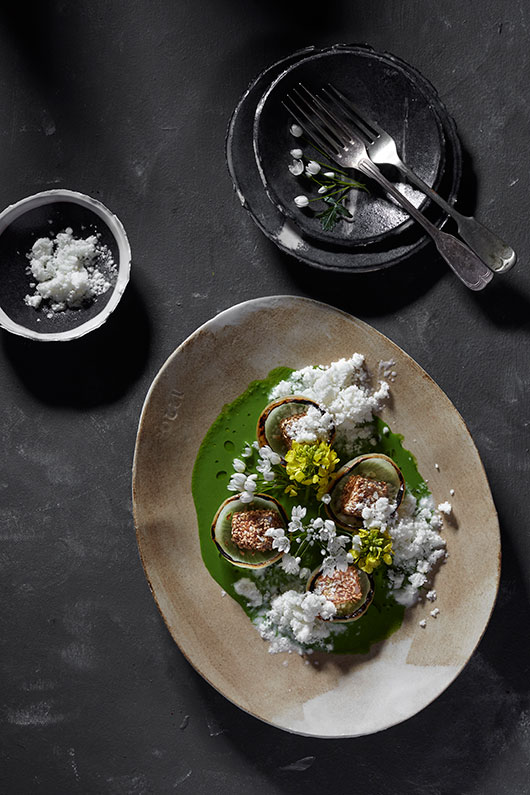 אינטיאס מצופה שומשום עם ויניגרט צ'ילי וגרניטה יוגורט וחזרת | צילום: אנטולי מיכאלו | סטיילינג: אינה גוטמן