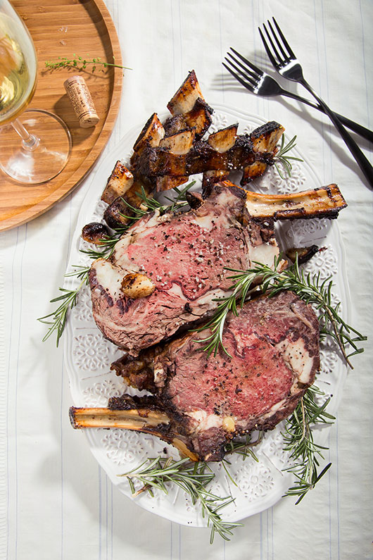 נתח פריים ריב עם עצם ושדרת אסאדו של שפית קדן רוזנר | צילום: שרית גופן | סטיילינג: נעה קנריק