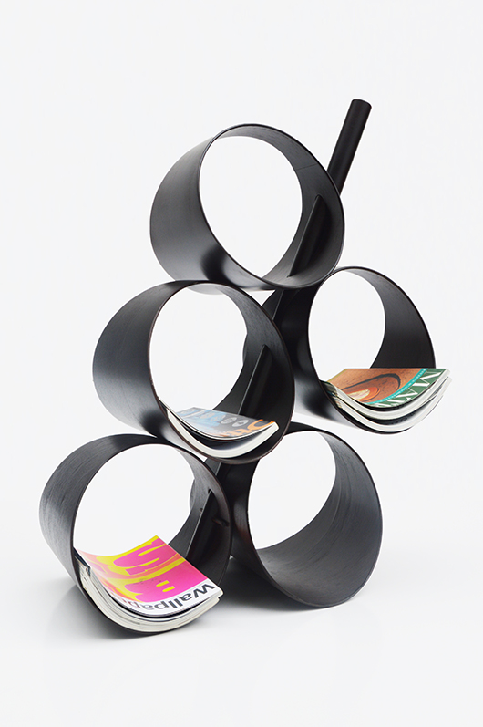 בתמונה: BENJAMIN - סל מגזינים עגול בעיצובו של Carl Magnus Persson, עשוי עץ אשור (בוק) מכופף, מגיע בשלושה קטרים, בגימור טבעי או כהה. משמאל, גרסת ה"מקבץ" שלו (הנקראת MYPIL) מיועדת להנחה על הרצפה או לתלייה על הקיר | צילום: יח"צ