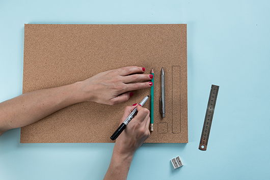 סמנו עם טוש על משטח לוח השעםאת הכלים | צילום: דנה ישראלי