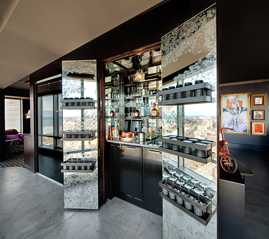 במטבח שולב בר משקאות מרשים ונסתר | צילום: David Bader