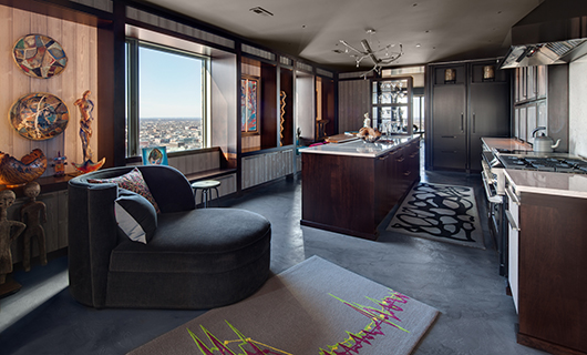 המטבח עוצב כחדר לכל דבר בסגנון המאפיין את הבית כולו | צילום: David Bader