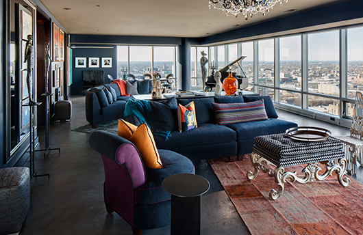 בחדר האורחים ניכר השילוב בין רהיטים מודרניים ורהיטים עתיקים שחודשו, כריות עם הדפסים של יצירות אמנות ונוף מרהיב אל העיר | צילום: David Bader