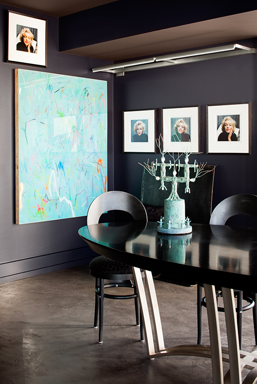 חדר אוכל נוסף ובו תצלומים של מרלין מונרו שצילם Alfred Eisenstadt. הכיסאות הם בהשראת כתבה על עיצוב פנים שפורסמה לפני כמעט עשור ובעלת הבית שמרה ליישום עתידי | צילום: David Bader
