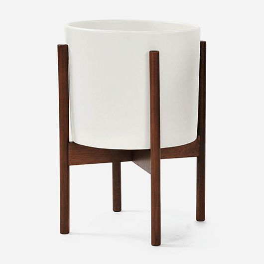 Canopy הופכת את אמאזון לחנות בוטיק | התמונה: עציץ קרמיקה עם מעמד עץ של Modernica