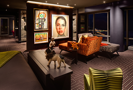 בחדר השינה הראשי הוקדש קיר שלם ליצירות אמנות ויש בו נוף אל האגם | צילום: David Bader