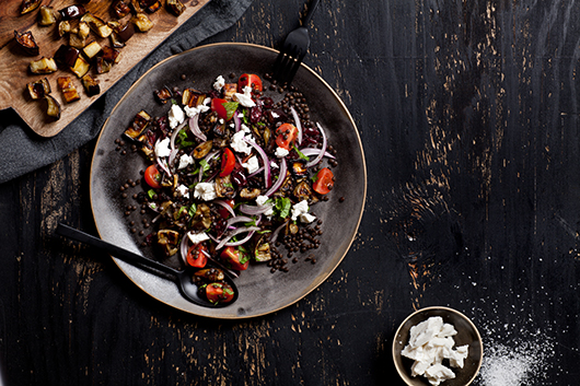 סלט חצילים אפויים ועדשים שחורות | צילום: בועז לביא