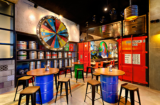 שביל אריחים צבעוניים מוביל מהכניסה אל גלגל המזל, הפועל באמצעות אפליקציה ומזכה את הלקוחות בפרסים | צילום: ניצן הפנר