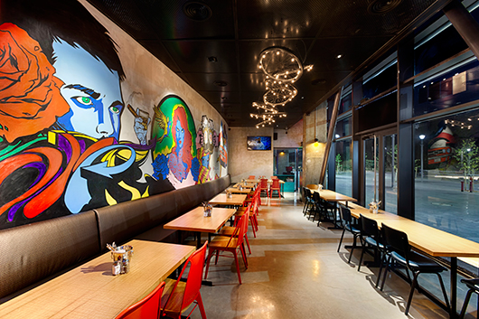 בחדר ה־VIP הצבעוניות שקטה יותר לעומת החלל הראשי, ומתבטאת בעיקר בציור קיר של אמנית קומיקס | צילום: ניצן הפנר