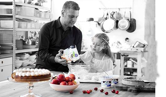 ג'וליאן עטיה ובתו עמנואל שופכים גבינה צהובה מגורדת לתערובת קיש הגבינות | צילום: סטודיו דן לב