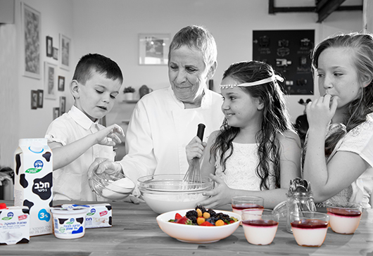 השף-קונדיטור רביבי אפל מכינה עם נכדיה תמר, יעל ודן בלילה מתוקה לעוגת גבינה עם שוקולד לבן | צילום: סטודיו דן לב