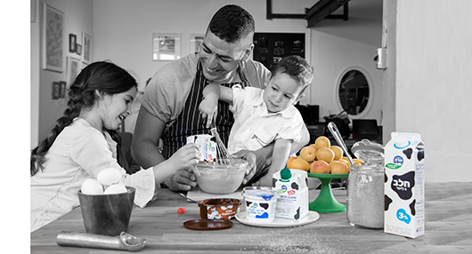 השף יוסי שטרית עם ילדיו אופיר ותומר מכינים את כדורי השוקולד למוס שוקולד עם גלידת קרמל ושברי מרנג קקאו | צילום: סטודיו דן לב