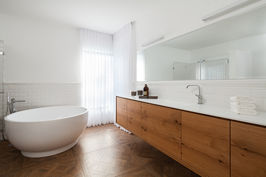 חדר הרחצה עוצב בהשראת ספא בהשראה אנגלית-כפרית | צילום: טל ניסים