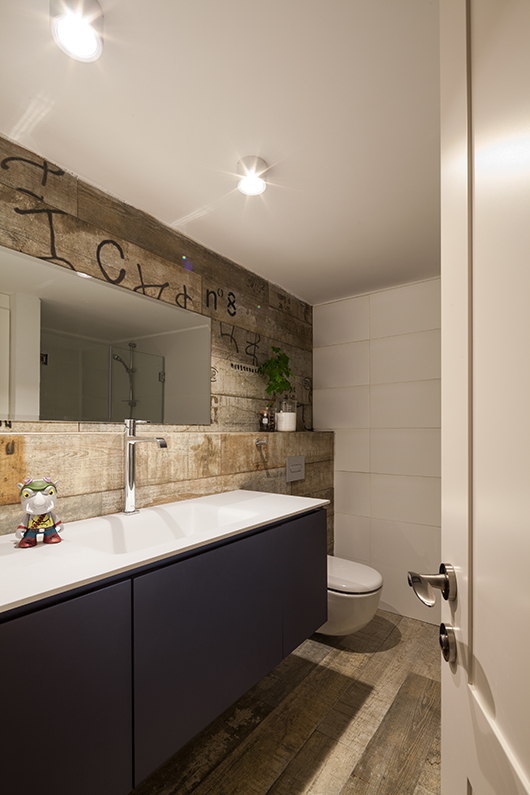 אריחים מעוטרים בסגנון גרפיטי מעניקים מראה צעיר לחדר הרחצה של הבנים | צילום: טל ניסים