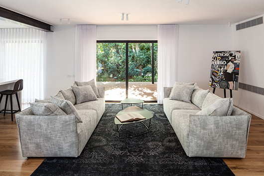 שטיח שחור שנצבע בשטיפה מיוחדת נמצא על קו התפר שבין קלאסי למודרני | צילום: טל ניסים