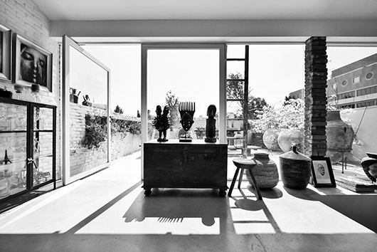 קיר הסלון המוביל החוצה מורכב מזכוכיות בלבד, ויוצר תחושה מאווררת בחלל לא גדול יחסית | צילום: איתי סיקולסקי