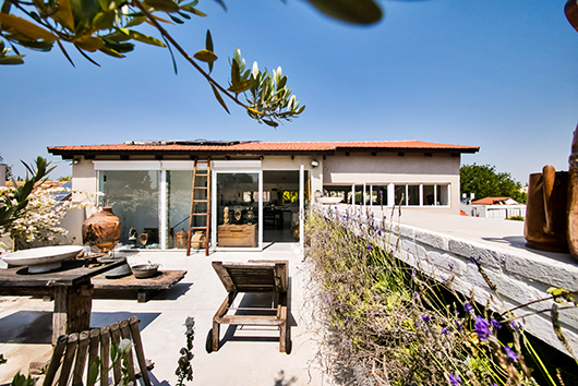 חצר הבית | צילום:  איתי סיקולסקי