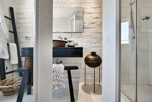 חדר הרחצה של ההורים. קערת נירוסטה משמשת ככיור | צילום: איתי סיקולסקי