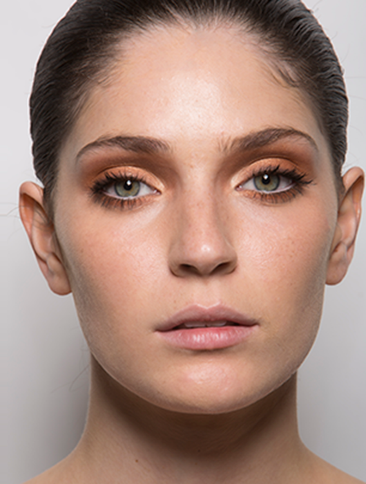 שלב רביעי: יוצרים נקודות אור בחלק הפנימי של העין | צילום: דביר כחלון