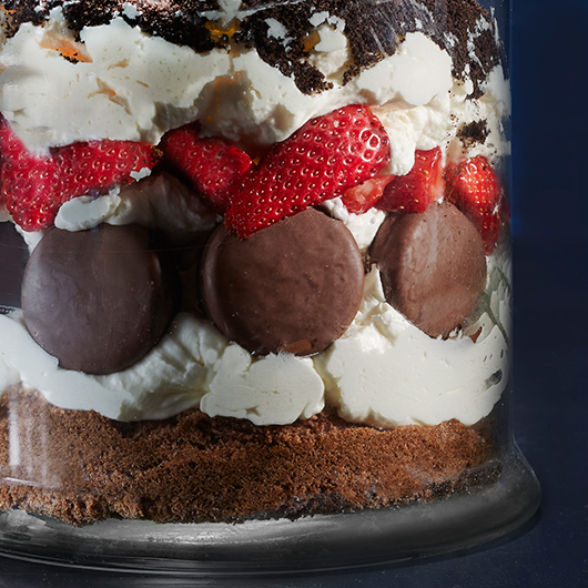 טרייפל אוראו בציפוי שוקולד, קרם מסקרפונה ותותים | צילום: אנטולי מיכאלו