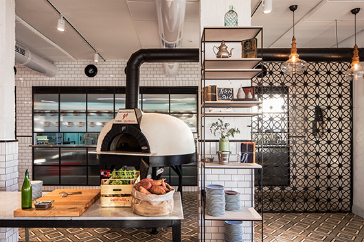 בבר ובמטבח בולט הסגנון התעשייתי המתבטא בברזל חשוף ושיש מלוטש | צילום: אביעד בר-נס