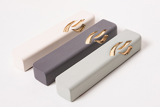 האות שי"ן מוטבעת על הזווית ונגלית במלואה כאשר ניגשים לנשק את המזוזה | צילום: ליאור גולסד