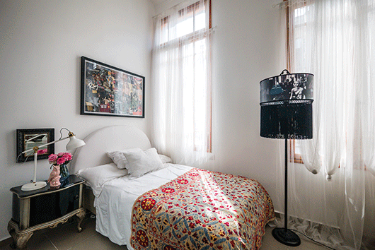 חדר שינה לאורחים. חוויה של ביקור באחת מבירות אירופה | צילום: איתי סיקולסקי