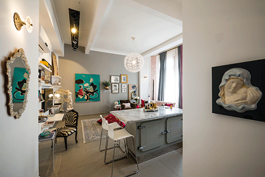 האי במטבח נצבע מחדש והדלתות מרמזות על מטבחים אירופיים בתחילת המאה | צילום: איתי סיקולסקי