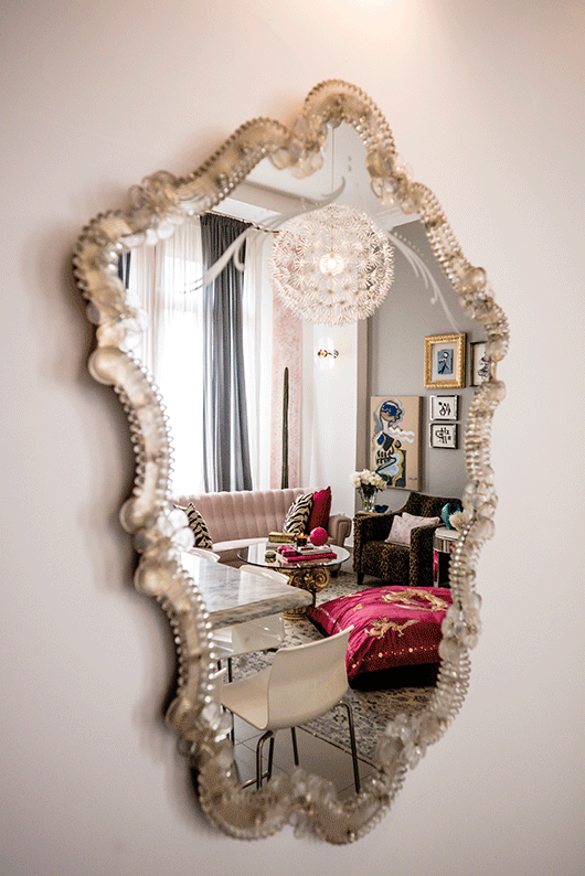 מראה מסוגננת משוק פשפשים. הבית מאופיין בריבוי פריטים "נשיים" | צילום: איתי סיקולסקי