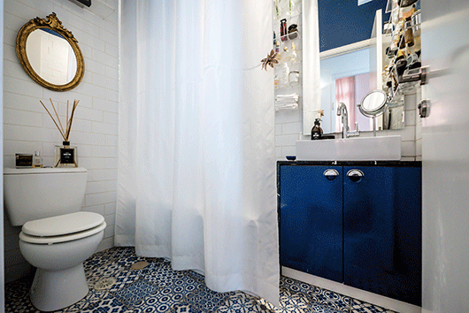 על ידי קוסמטיקה קלה הפך חדר הרחצה הקטן לחדר נעים ומזמין | צילום: איתי סיקולסקי