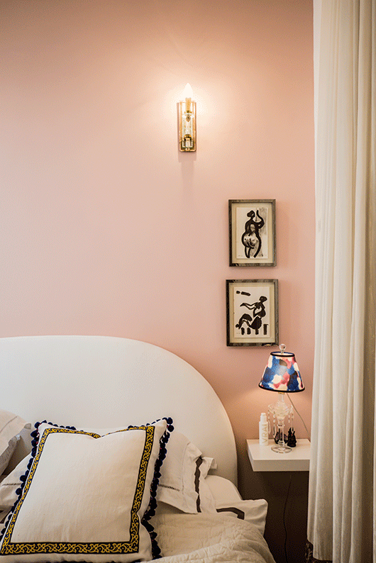 פמוטים עתיקים הפכו למנורות קיר לצד המיטה | צילום: איתי סיקולסקי