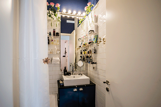 חדר הרחצה. שימוש מקורי בוורדים הופך חלל סטנדרטי לפינה רומנטית | צילום: איתי סיקולסקי