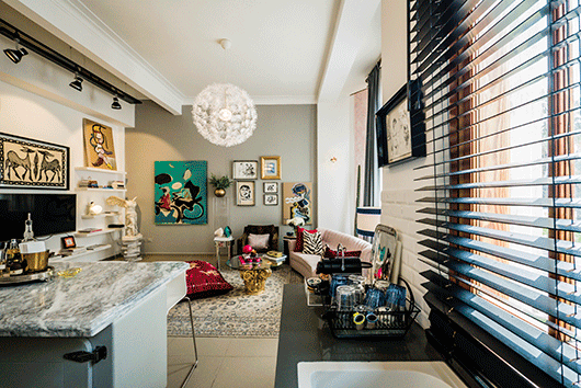 מבט כללי על החלל המרכזי. צבעים עזים, טקסטורות פרועות ונגיעות זהב מוסיפים אופי לדירה | צילום: איתי סיקולסקי