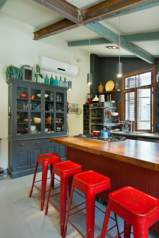 ארון שנרכש בשוק הפשפשים ושופץ הפך לוויטרינה. משטח אי העבודה הוא שארית משולחן שפורק | צילום: בועז לביא