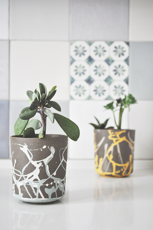 עציצים בשילוב גוונים וחומרים המעניקים לקרמיקה מראה שונה מהרגיל | צילום: ליאור גולסד