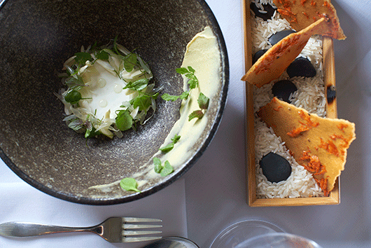 עושים טסטים בבתית: פנקוטת יוגורט עם קפיר ליים ויוזו, סלט פומלות ושקדים, קרם קארי ירוק וחצילים וקרקר מיסו ושרימפס מיובש | צילום: אנטולי מיכאלו