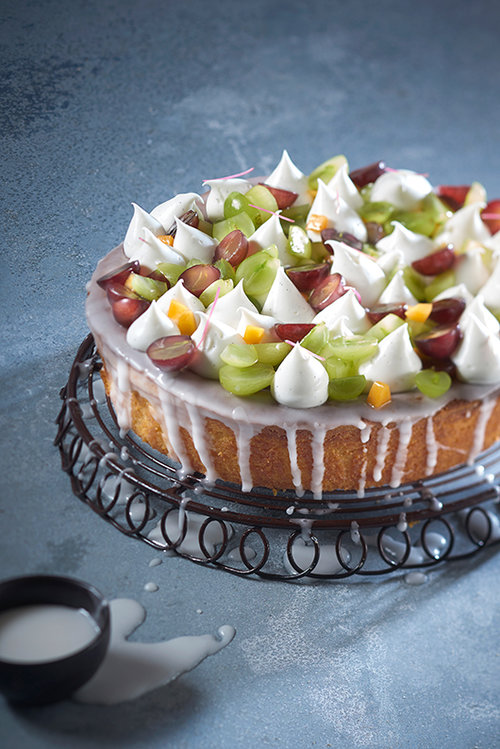 עוגת גבינה אפויה עם צימוקים ופירות | צילום: אנטולי מיכאלו