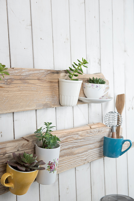 מדפי נוי לפינת האירוח