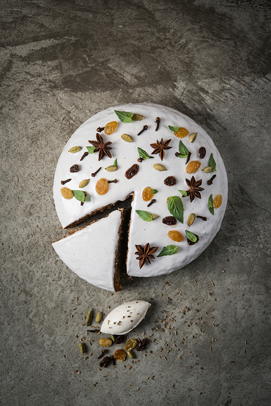 עוגת תבלינים של ילדות עם קרם מסקרפונה וניל וצימוקים כבושים | צילום: בן יוסטר