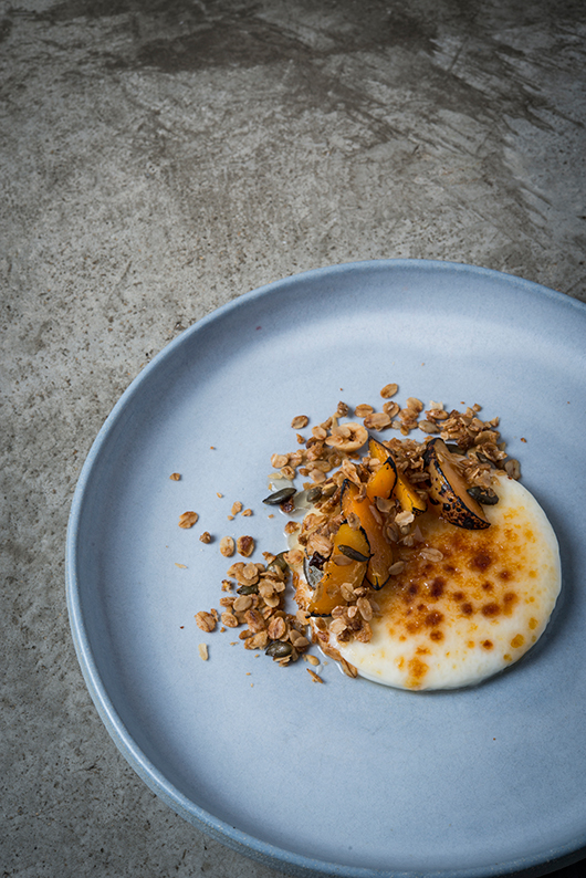 גרנולה עם פנקוטת רוויון וריבת משמשים | צילום: בן יוסטר