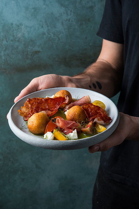 סלט מוצרלה ועגבניות עם פולנטה מטוגנת, פרשוטו פריך ווינירט בזיליקום | צילום: בן יוסטר