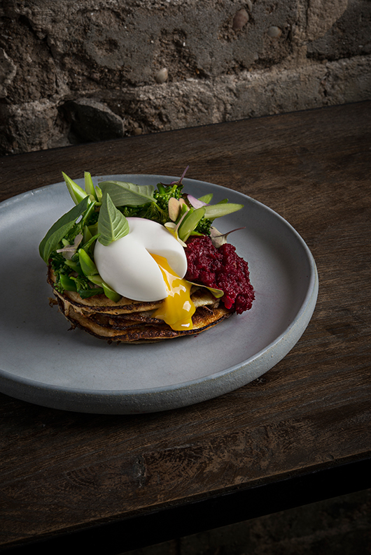 פנקייק גבינת טבורוג עם צ'אטני סלק, ביצה עלומה וברוקומיני | צילום: בן יוסטר