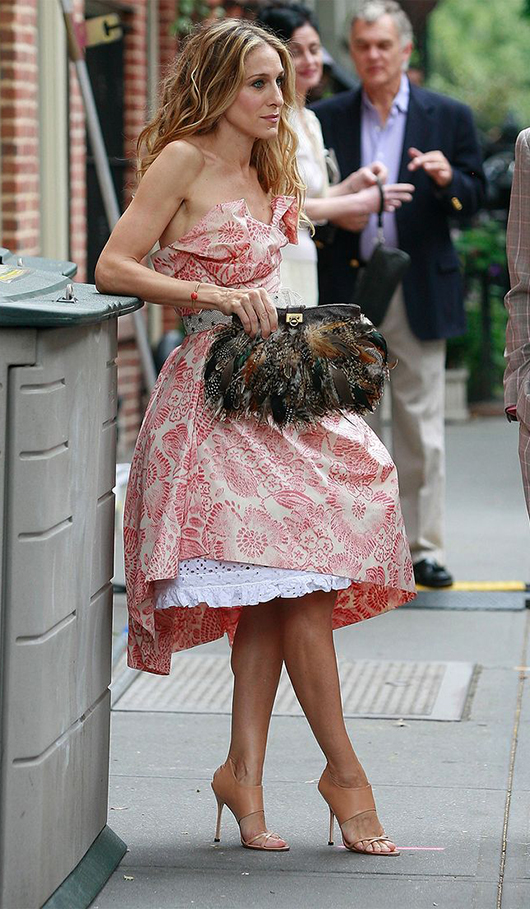 שרה ג'סיקה פרקר בתפקיד קארי בראדשו, מתוך "סקס והעיר הגדולה". מגזין Elle הכריז שב-2016 הייתה נועלת סניקרס | צילום: באדיבות YES