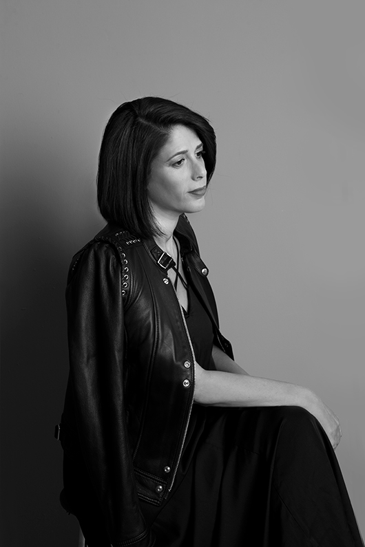 &quot;אני בעצמי שמנופובית. הרעיון לסדרה עלה בפגישה שלי עם אישה שמנה שסיפרה לי שהיא אוהבת את עצמה ושלמה עם עצמה ושגברים מאוד נמשכים אליה. הרגשתי שאני לא מאמינה לה&quot;. רינת קליין | שמלה לירון יצחקוב ל־Adika | ז'קט דיזל | צילום: עדי אורני