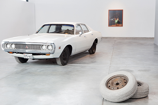 "דודג' 1974" של אנדרֵס מרוקאן וינקלמן | הכלאה בין כוחות התעשייה ואיתני הטבע מייצגת את החלום האמריקאי שנגוז ברוח המדברית | באדיבות האמן וגלריה Revolver