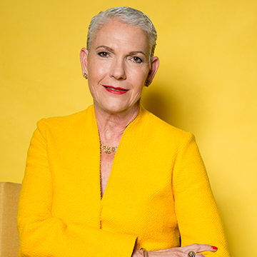 משריינת זמן לנכדים. עו"ד נעמי לנדאו | מעיל זארה | תכשיטים פנדורה ואוסף פרטי | צילום: עידו לביא