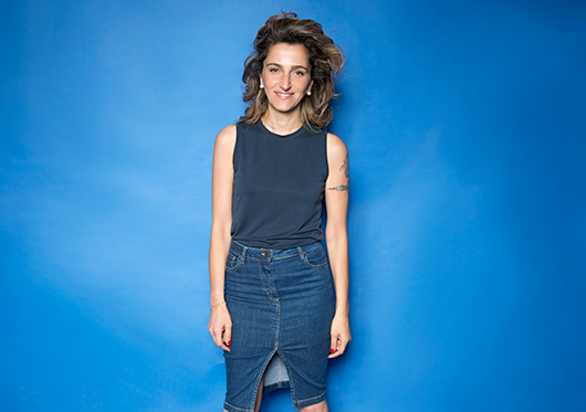 לא קובעת פגישות לא רלוונטיות. דורין אטיאס | חולצה וחצאית פטיט דוריס | שרשרת, צמיד ועגילים אוסף פרטי | צילום: עידו לביא