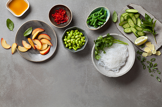 מצרכים לסלט אטריות זכוכית עם שזיפים ירוקים | צילום: בועז לביא