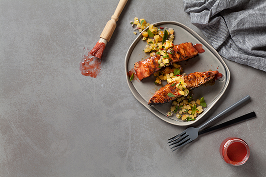 סלמון מזוגג על סלסת שזיפים צהובים | בכלי זכוכית: קטשופ שזיפים | צילום: בועז לביא