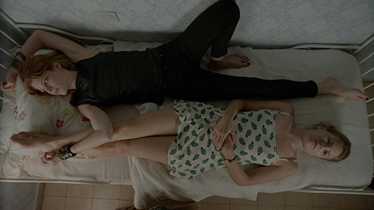 יובל שרף ויערה פלציג מתוך הסרט "ירח בבית 12" | צילום: עמית יסעור